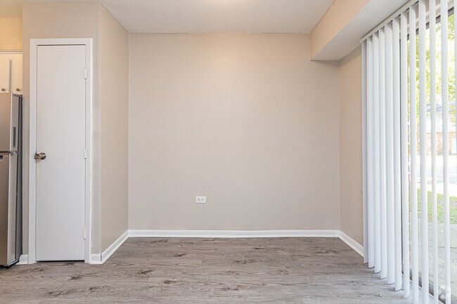 2BR, 1.5BA - 980SF