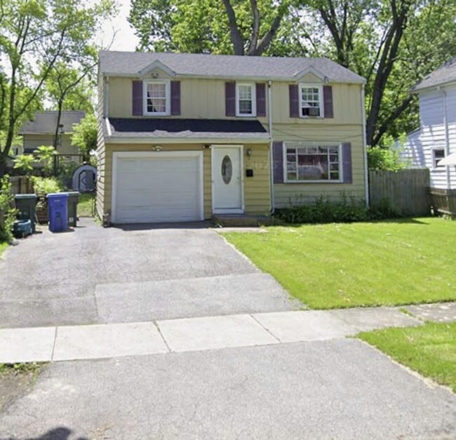 Building Photo - Spacious 3 Bedroom 1.5 Bath Single Family ...