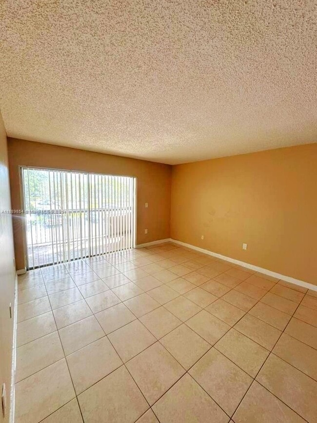Photo - 711 N Pine Island Rd Unidad 213