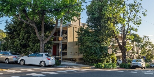 Building Photo - 1700 Spruce St Unit 6