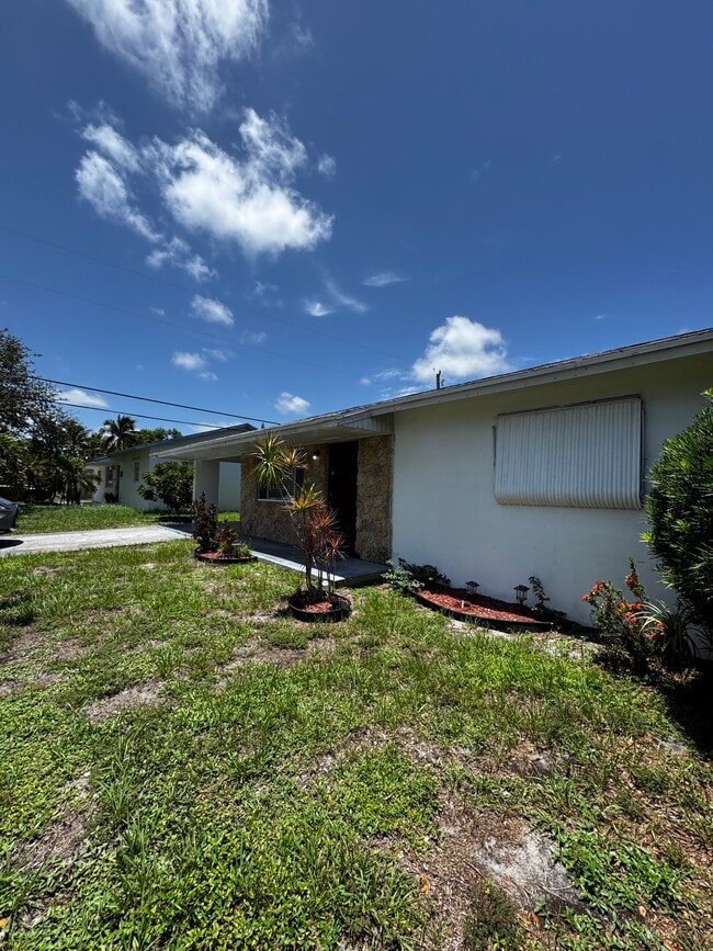 Building Photo - 908 NW 10th Ave Rental