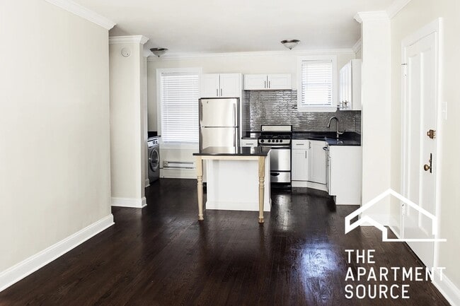 Building Photo - 3841 N Greenview Ave