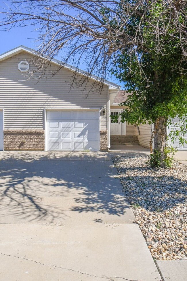 Photo - 1420 E Redwood Blvd