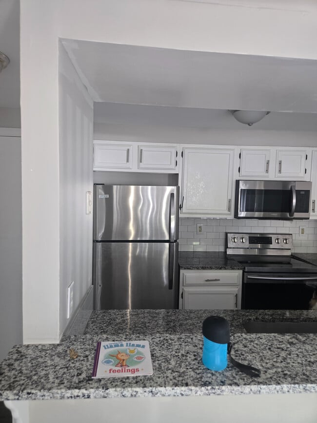 Building Photo - Room in Apartment on Arlyn Cir