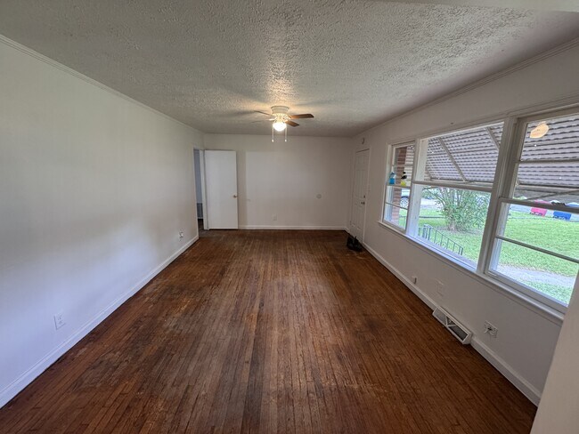Photo - 2106 Knightsbridge Rd