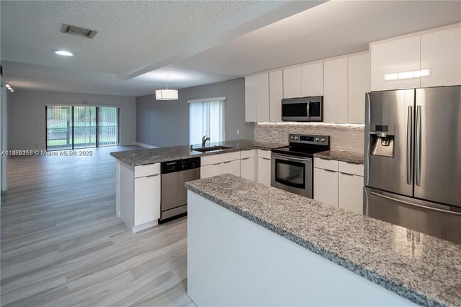 Building Photo - 16471 Blatt Blvd Unit 106
