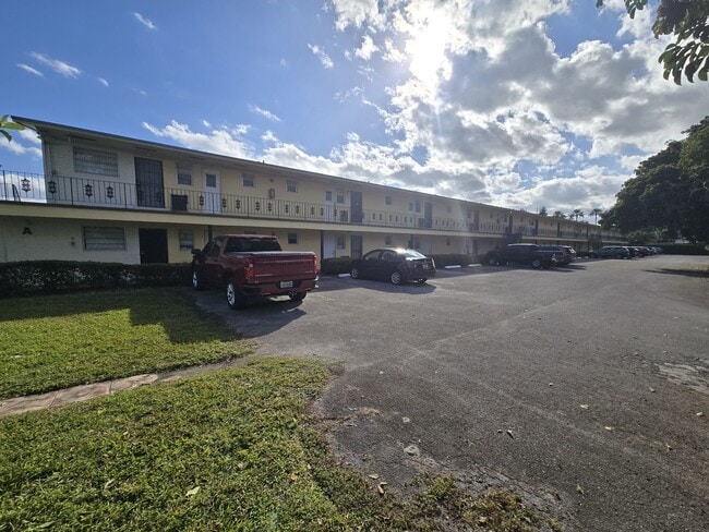 Building Photo - 2-Bed, 2-Bath Miami Condo in HOA Community – Pool, Laundry On-Site