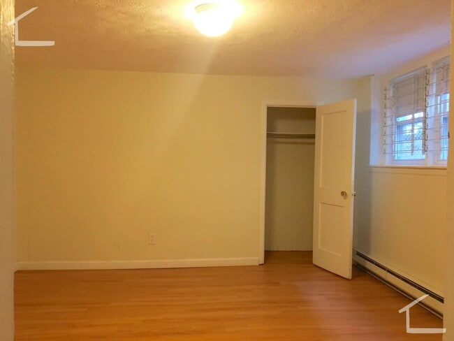 Photo - Great 1 bedroom Available NOW! Minutes from the Green Line