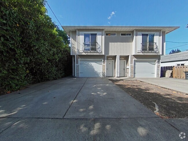 Building Photo - Duplex ~ Close to Campus Unit 557 NW Polk Rental