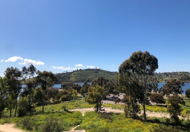 Building Photo - Beautiful La mesa Condo with view of Lake ...