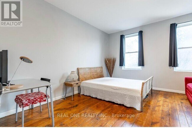 Photo - 118 Queen St S