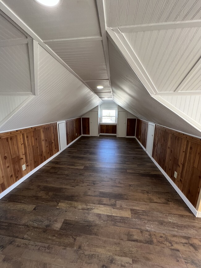 Building Photo - 1531 State St Unit Upstairs Furnished