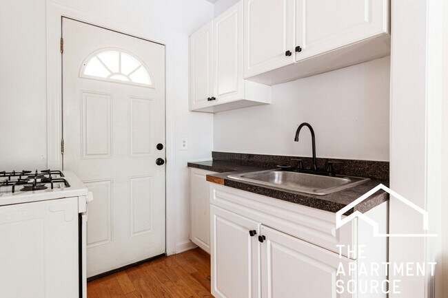 Photo - 3823 N Greenview Ave Unit 2