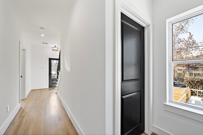 Building Photo - 1005 E 28th St