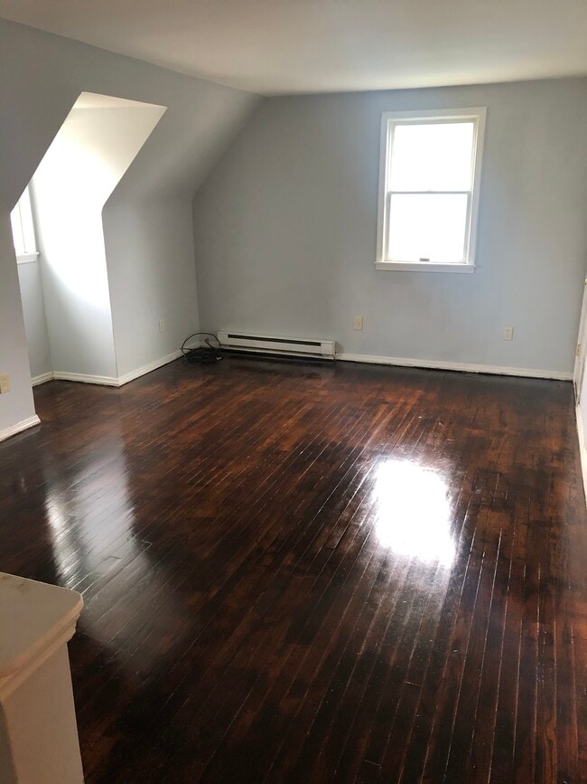 Living Room - 1116 Center Ave Unit B