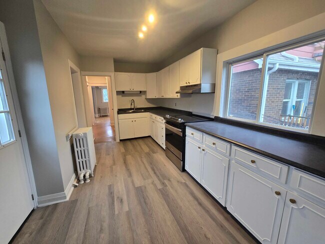 Photo - 1047 Main St E