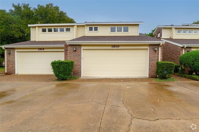 Building Photo - 1910 Shorewood Dr Rental