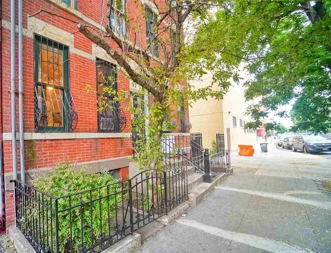 Building Photo - 97 Bright St Unit 3R