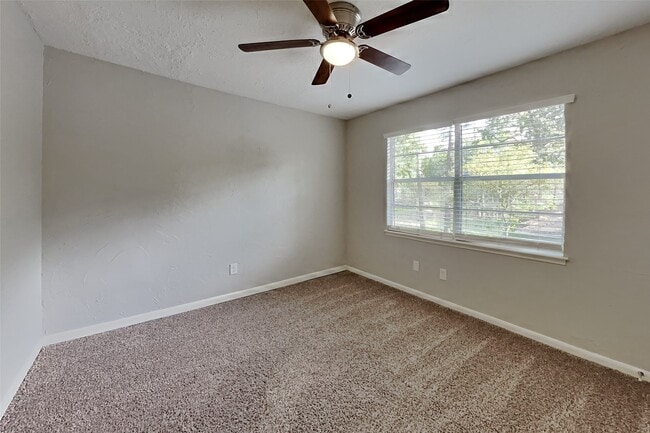 Photo - 14922 Spring Lake Dr