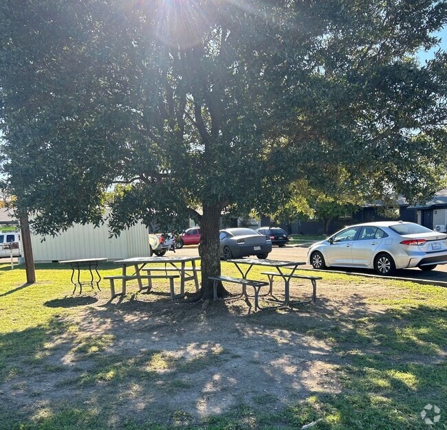 Building Photo - 3200-3200 Grider Cir Rental