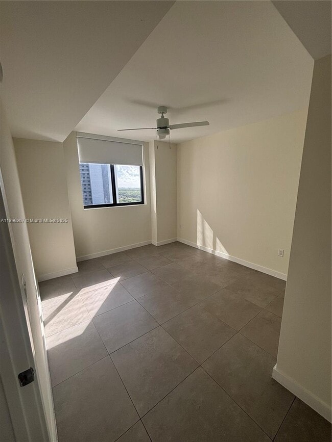 Building Photo - 16395 Biscayne Blvd Unit 1507