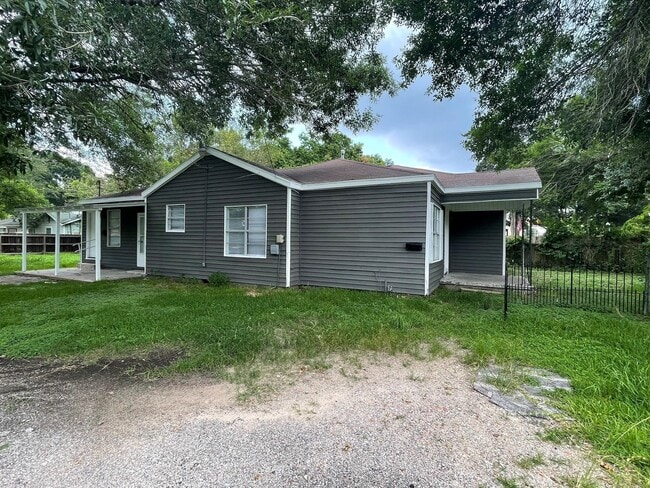 Building Photo - 2330 Cedar Dr Rental