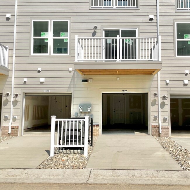 1 car Garage, private driveway, balcony on 2nd floor - 1117 N Lombardy St Unit A