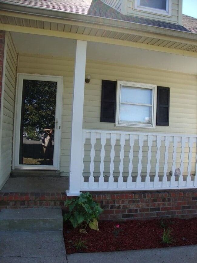 Building Photo - Four Bedroom Oakland Adjacent