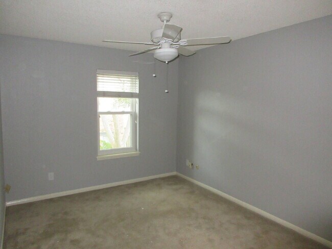 This charming 3-bedroom, 2.5-bath townhome in Memorial Club!