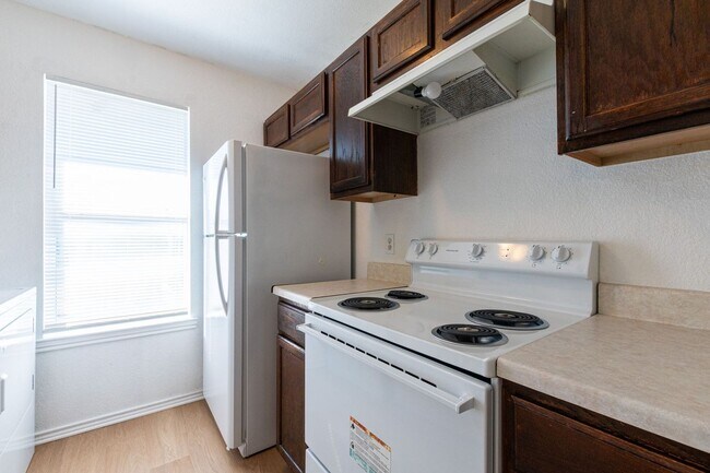 Photo - HUD / SECTION 8 ACCEPTED - RENT REDUCTION & RENT SPECIAL Unidad 5904 Greengate Drive -  D