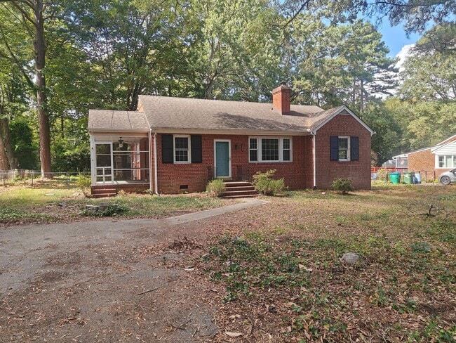 Building Photo - 3 bedroom home with fenced rear yard