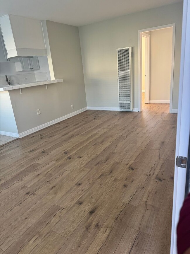 Photo - 1 BDRM DOWNSTAIRS MOVE IN READY WITH PARKING! Unit 80-5