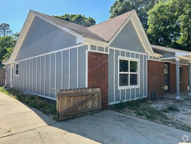 Building Photo - 7923 Oak Forest Dr Rental