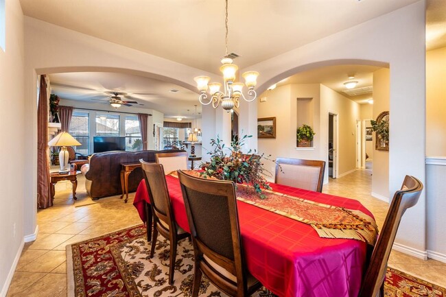 Photo - 909 Big Thicket St