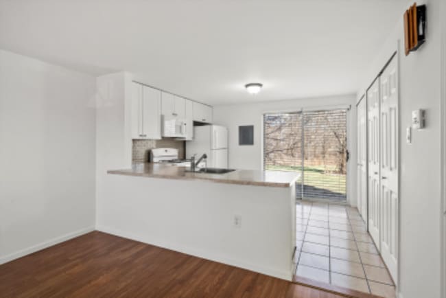 Photo - 430 Normandie Ln