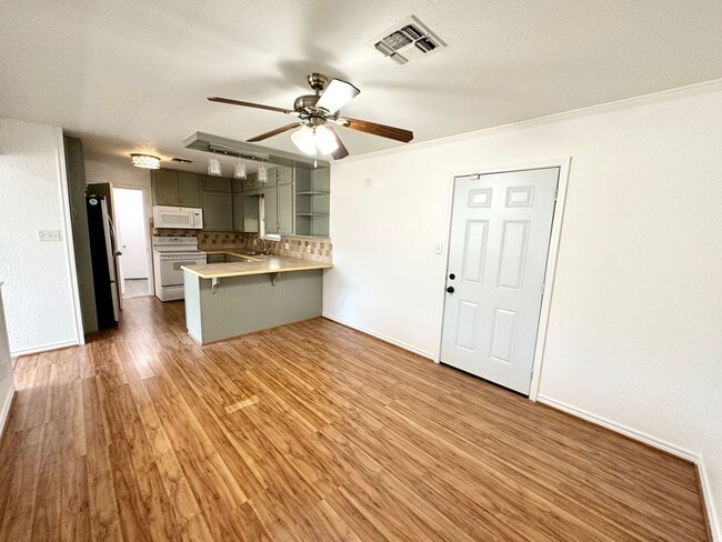 Photo - Valley Mills - Quiet Street 3/1 with detached 2 car garage