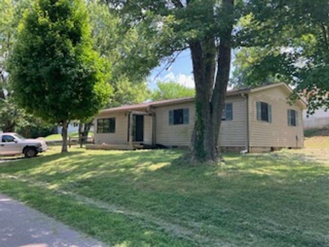 Building Photo - 3 bedroom, 1 bath Home: Located in Elletts...