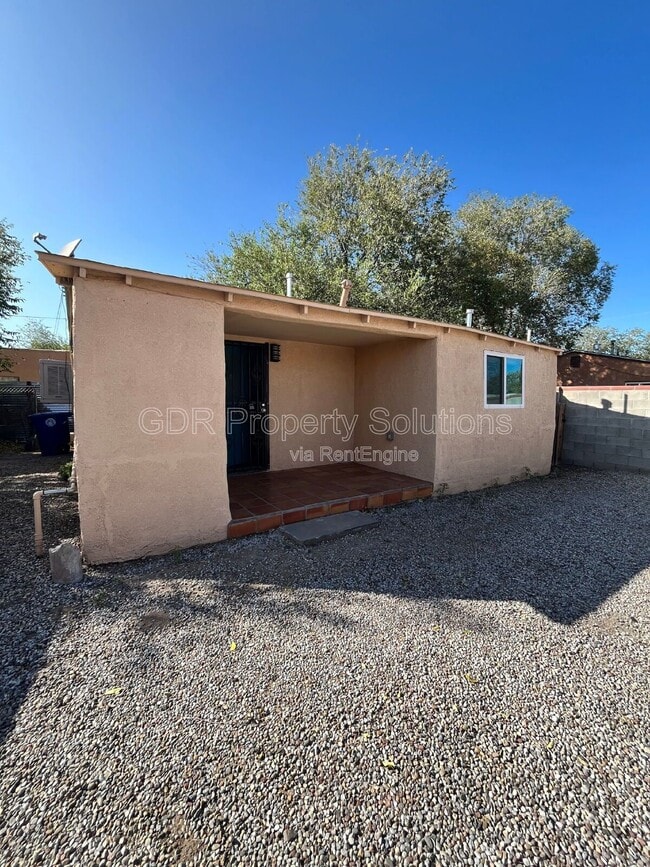 Building Photo - 1717 Griegos Rd NW Unit B