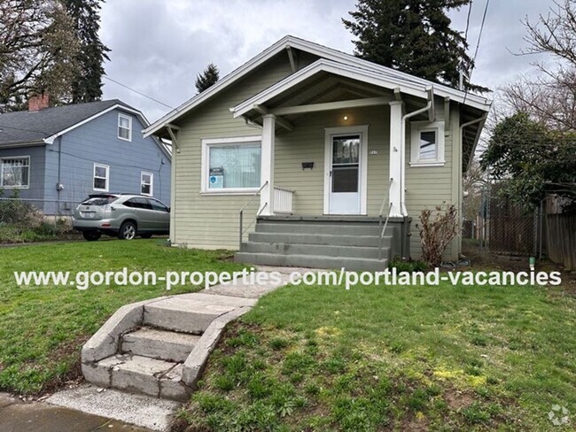 Building Photo - NE Holland St - vintage Woodlawn 2 bedroom... Rental