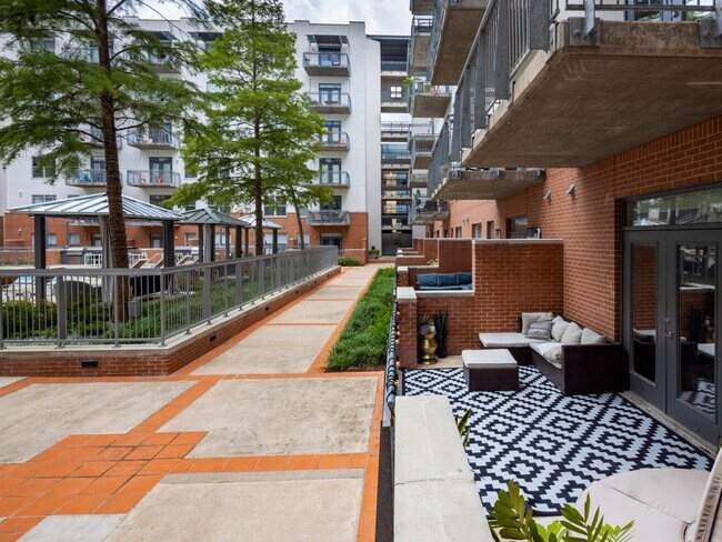 Downtown_amenity_patio