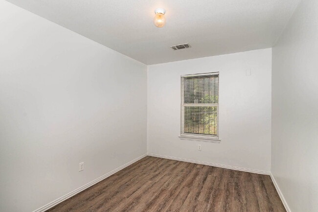 Photo - Comfort and Convenience of 3BD/2BA Duplex in Fort Worth!