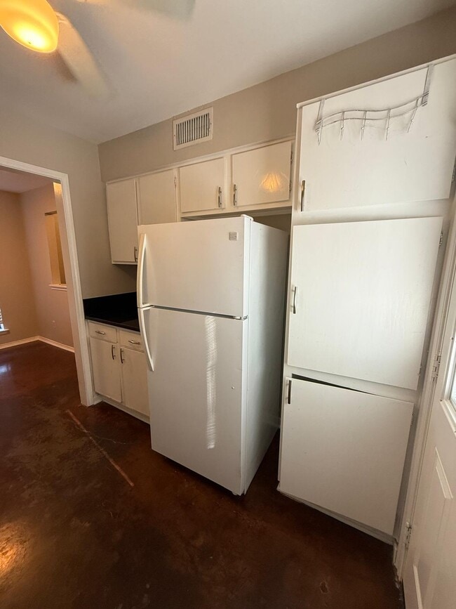 Photo - 213 Shrum Ct