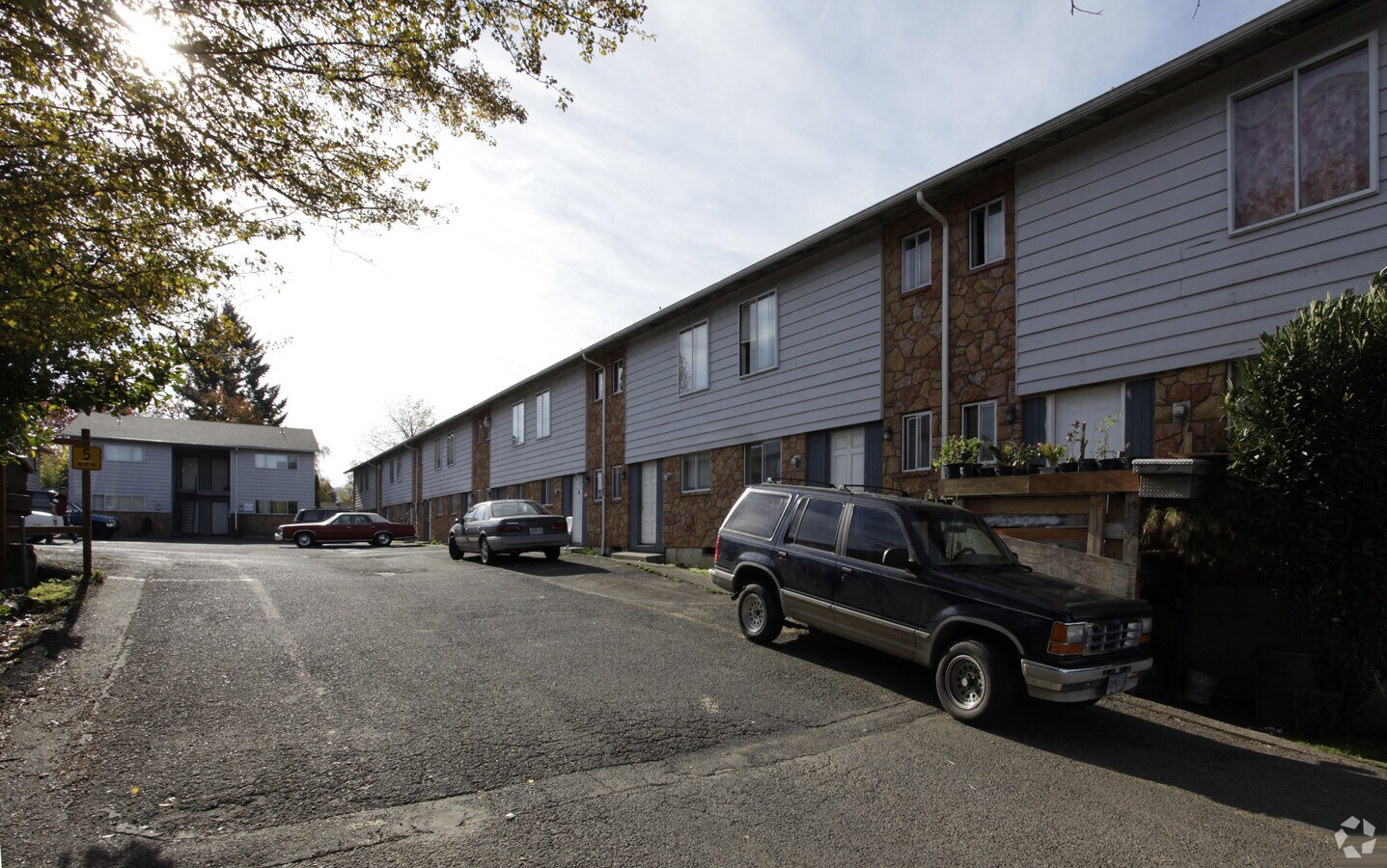 Jamestown Apartments - Jamestown Apartments