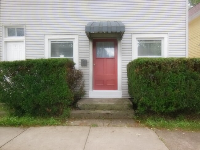 Building Photo - 196 Adam St Unit 1 st Front