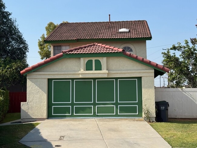 Building Photo - Move in Ready - Spacious 3 bed 2 bath Upda... Rental