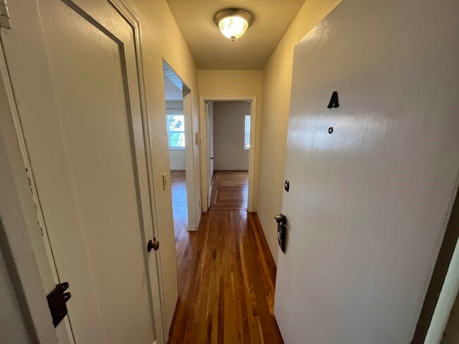 Building Photo - 844 York St Unit A