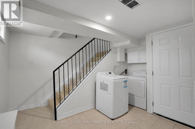 Photo - 940 Brant St
