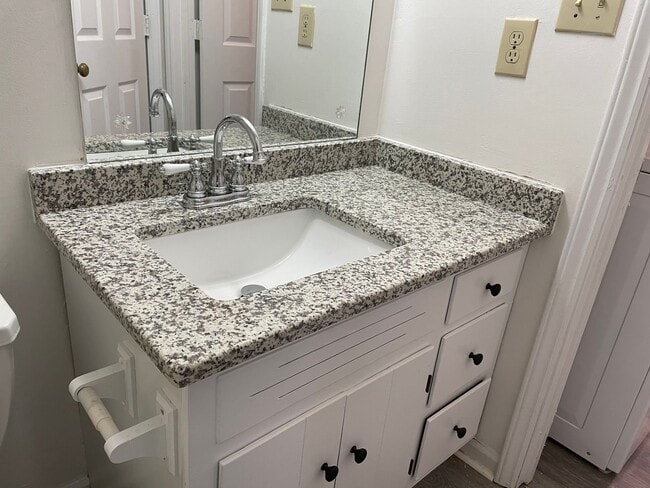 Photo - **FALL PRELEASING** Spacious 1/1 within walking distance to campus and downtown! Unit 15