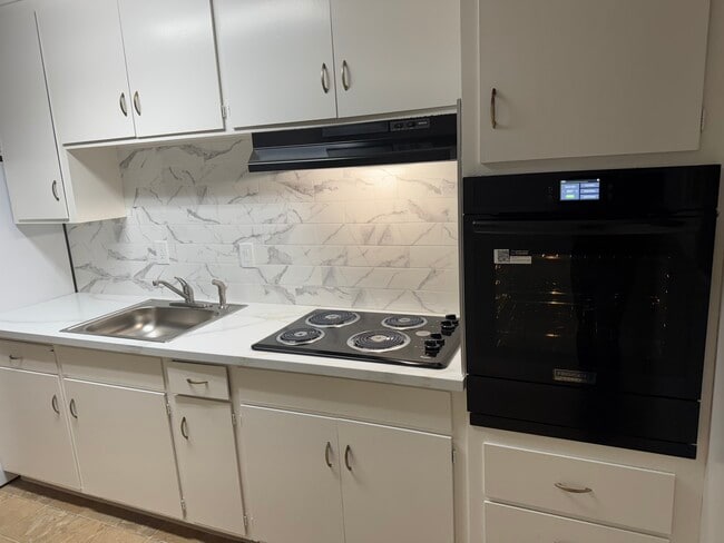 Photo - 2070 Latham St Unit 09