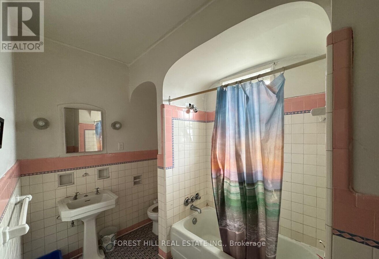 Photo - 745 Barton St E
